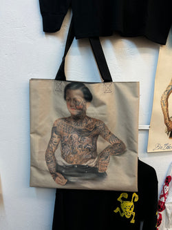 TOTE BAG HOMBRE CON TATUAJES